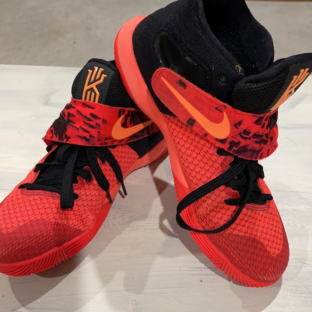 Nike Kyrie Irving basketball shoes yth 6.5